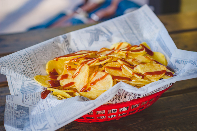 basket of pub chips with sauce 800